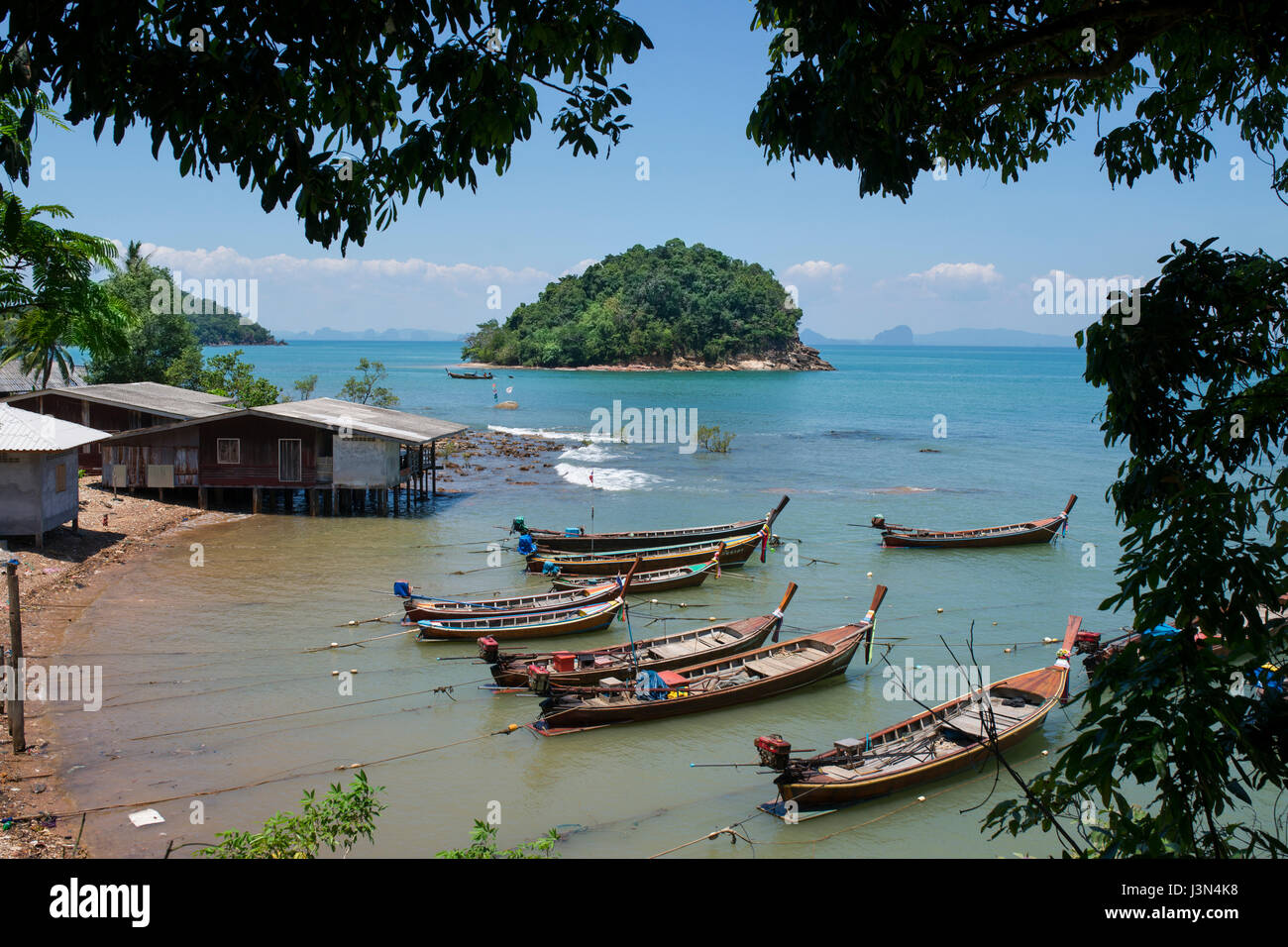 Meer Zigeuner Boote im Dorf Sanglu auf der Insel Ko Lanta, Thailand. Stockfoto