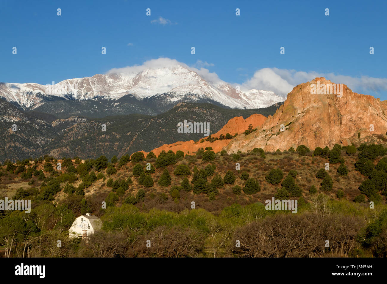 Pikes Peak und Garten der Götter auf einem Frühling oder Sommer Tag mit Wolken rollt über die Gipfel. Rock Ledge Scheune sehen Sie auf den Vordergrund Stockfoto