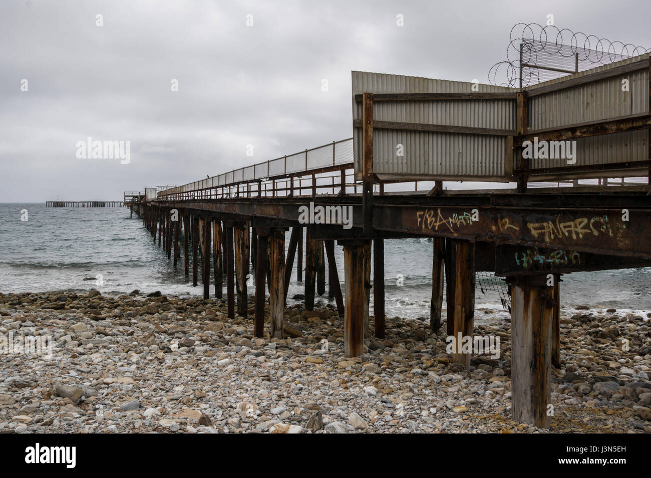 Die alten Rapid Bay Jetty, South Australia. Präsentiert es Rost ist, Graffiti gespickt und baufälligen Charme. Stockfoto