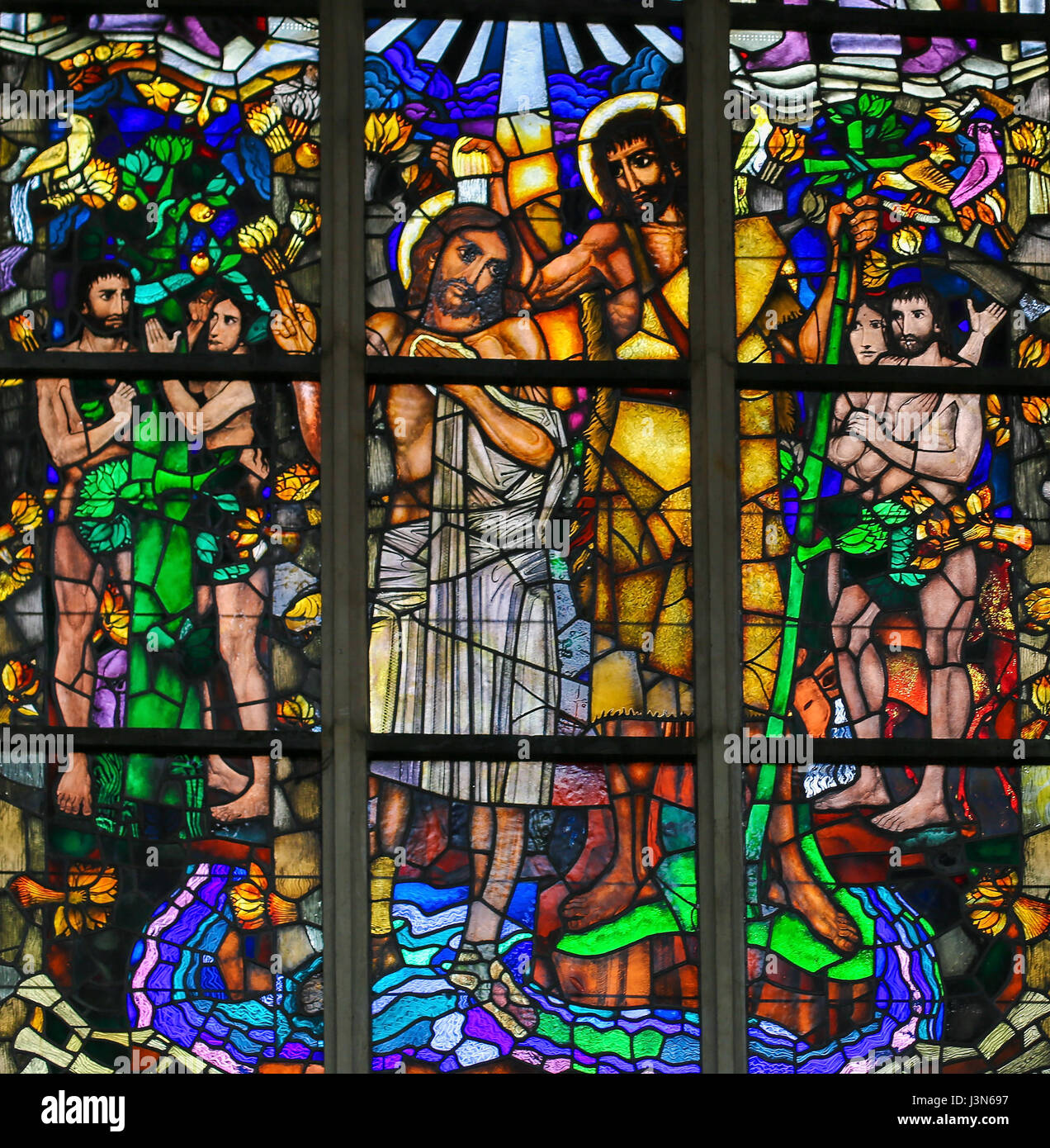 Glasfenster in der Kirche des Hl. Andreas in Antwerpen, Belgien, Darstellung der Taufe Jesu durch Johannes den Täufer Stockfoto