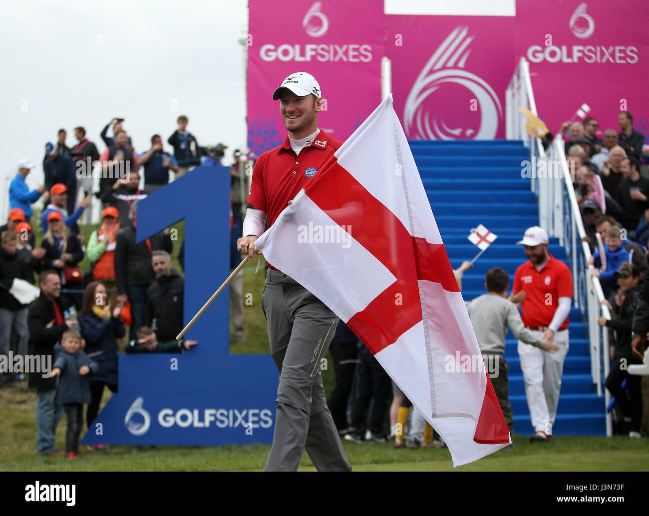 Chris Wood und Andy Sullivan Englands machen ihren Eingang am 1. Loch während Tag eins der Golf-Sechser im Centurion Club, St Albans. Stockfoto