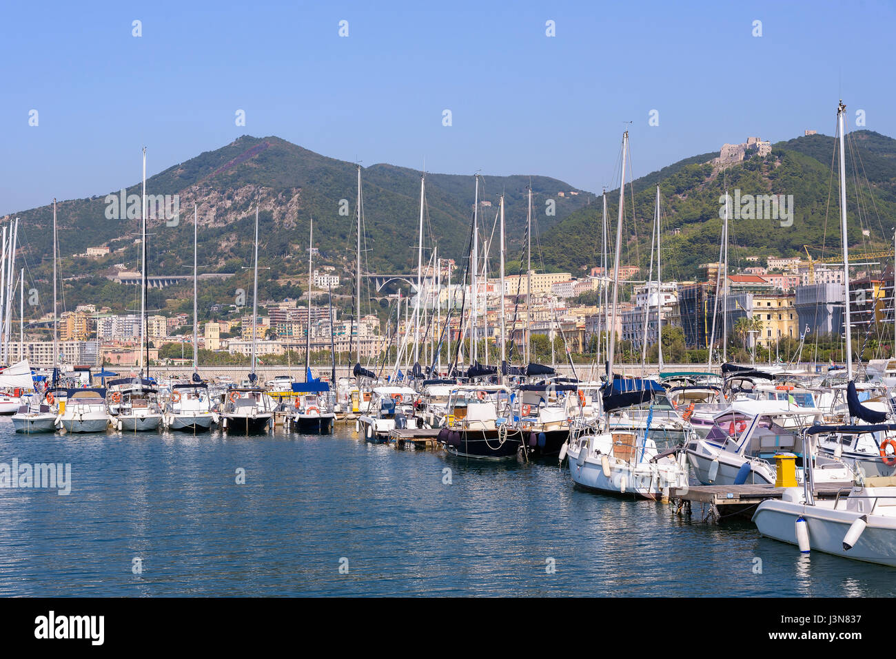 Boote im Hafen von Salerno, Kampanien, Italien Stockfoto