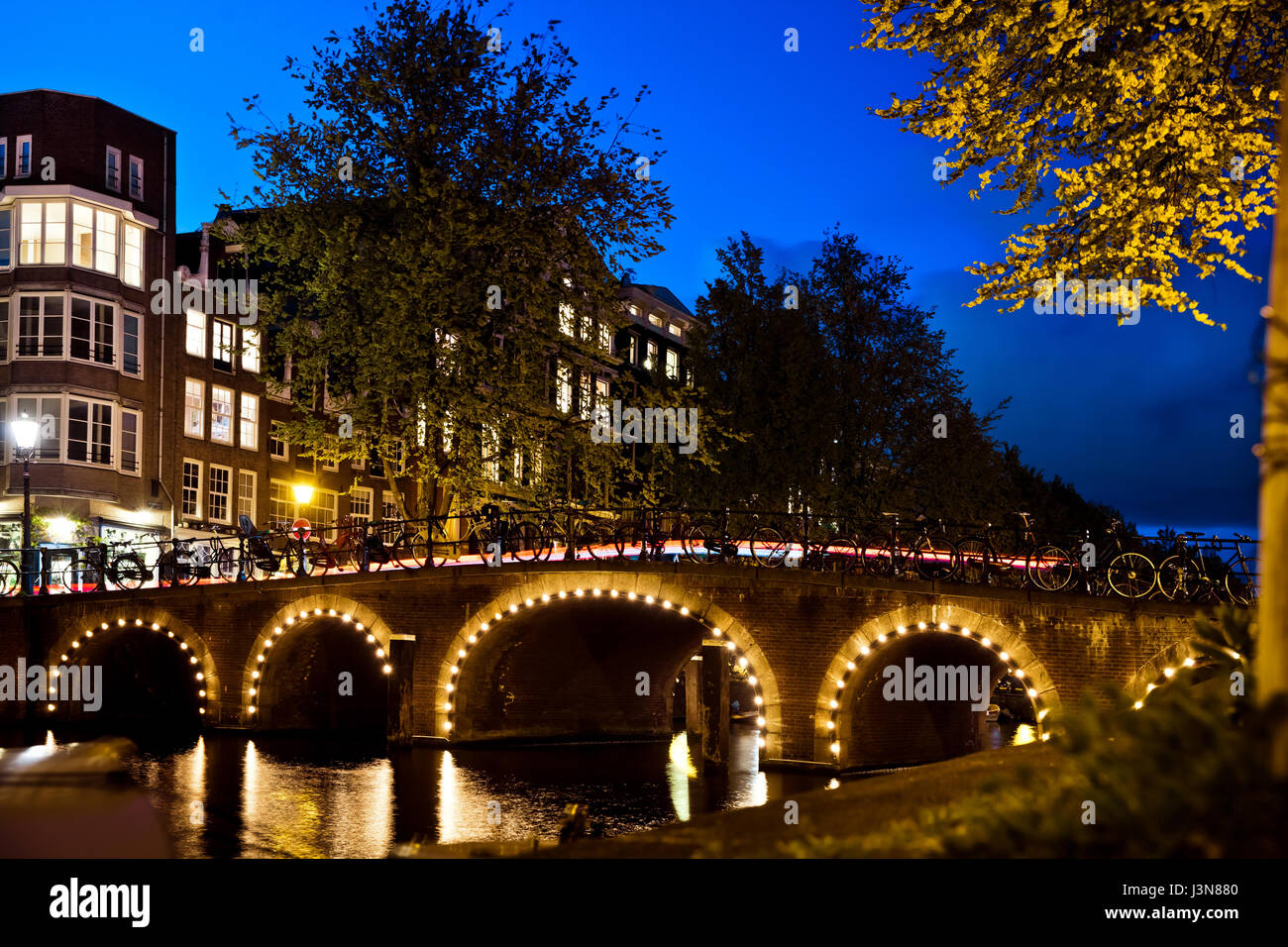 Fahrräder auf der Brücke über den Kanal von Amsterdam Stockfoto