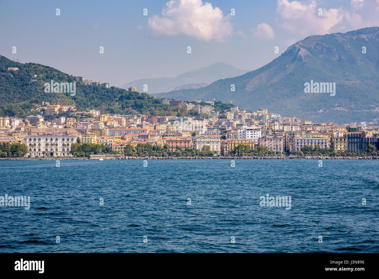 Bunte Gebäude in der Stadt Salerno gesehen aus dem Meer, Kampanien, Italien Stockfoto