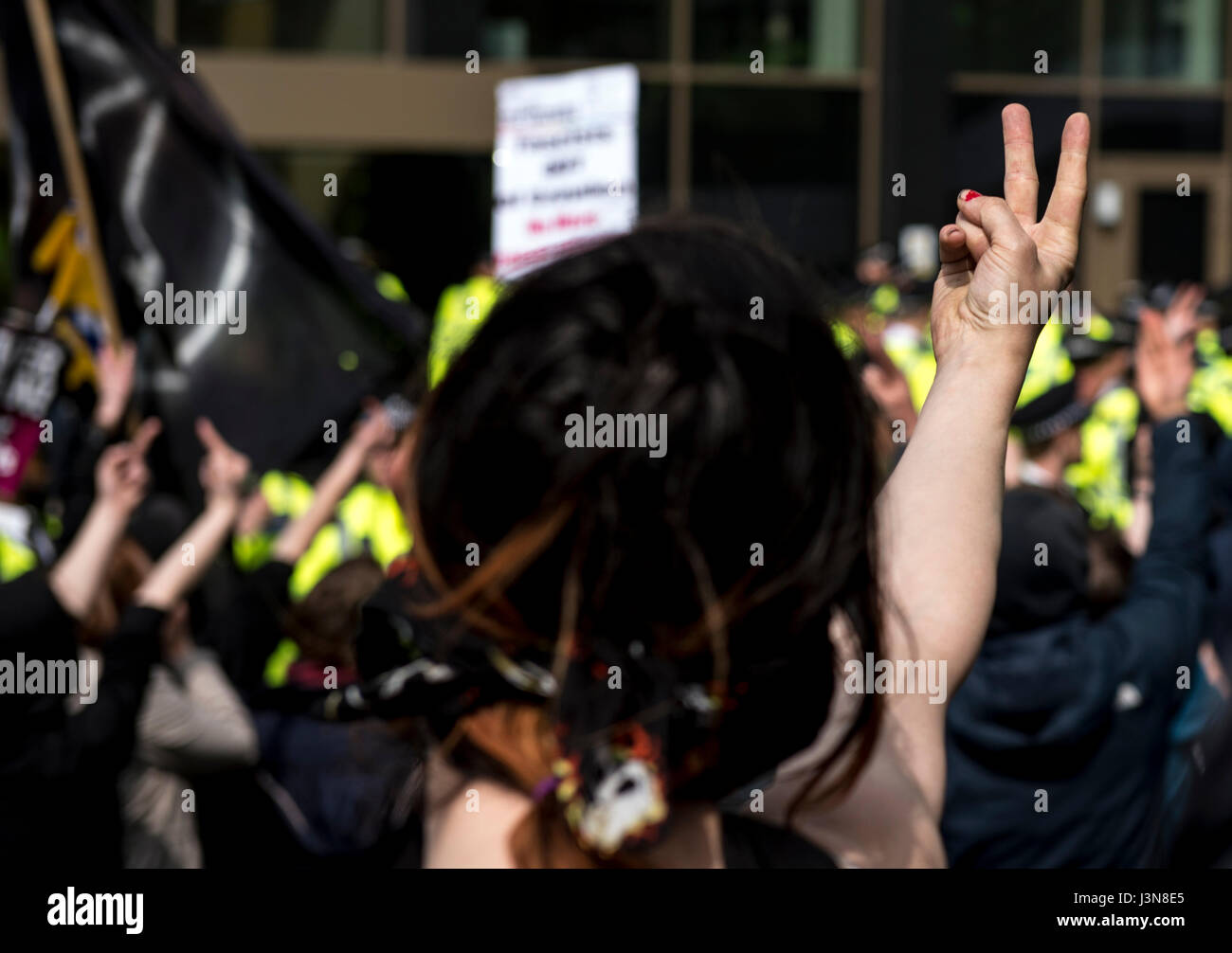 Ein Demonstrant einwanderungsfreundliche Gesten in Richtung Anti-Einwanderungs-Demonstranten als die beiden Gruppen zeigen außerhalb Lunar House in Croydon, der Sitz des Home Office UK Visa und Immigration Division. Stockfoto