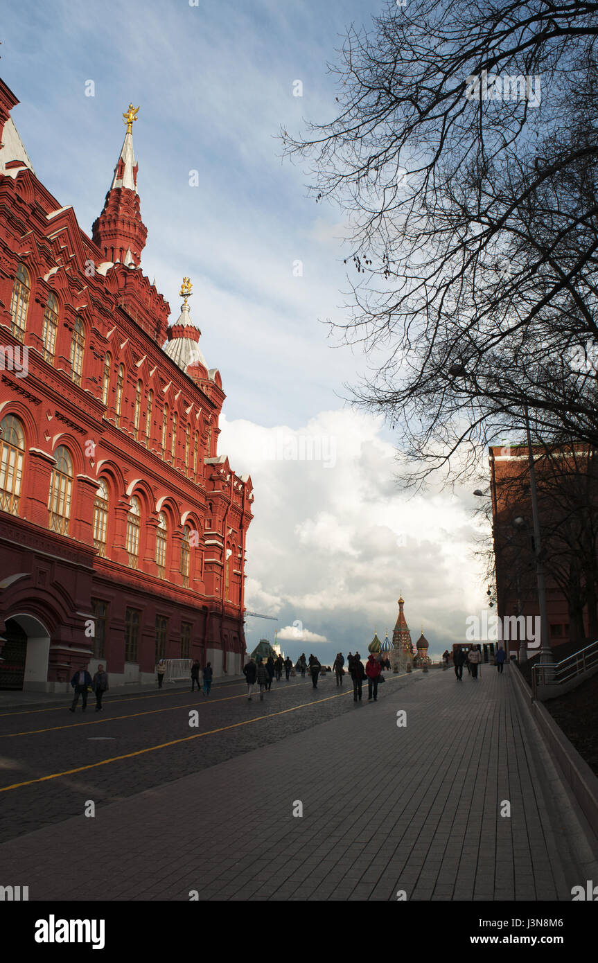 Moskau: die staatlichen historischen Museums, zwischen den roten Platz und Manege-Platz und Basilius Kathedrale, gebaut im Auftrag von Zar Ivan das schreckliche Stockfoto