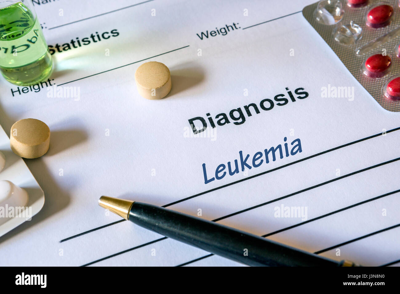 Diagnose Leukämie geschrieben in der diagnostischen Form und Pillen Stockfoto