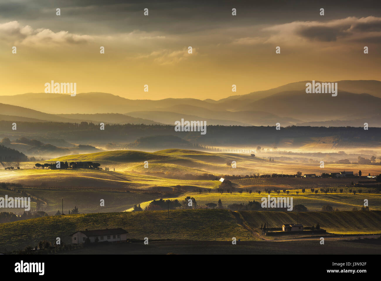 Toskana Maremma nebligen Morgen, Ackerland und Wiesen Landschaft. Italien, Europa. Stockfoto