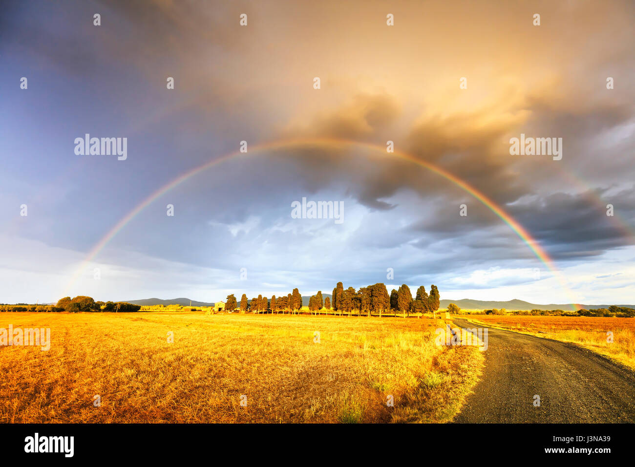 Regenbogen in der Toskana, Zypressen und Landstraße. Maremma, Italien Europa Stockfoto