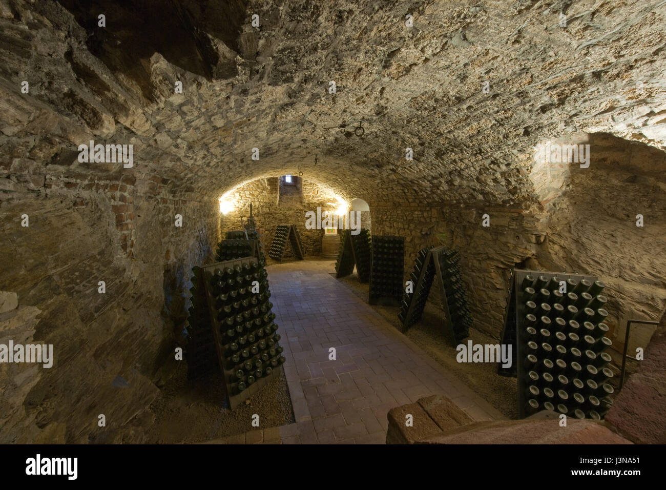 Weinkeller, Barrelvat, Fass, Castello di Meleto, Burg Meleto, Burg aus dem 11. Jahrhundert, Massellone Tal, Gaiole In Chianti, Siena, Toskana, Italien, Europa Stockfoto