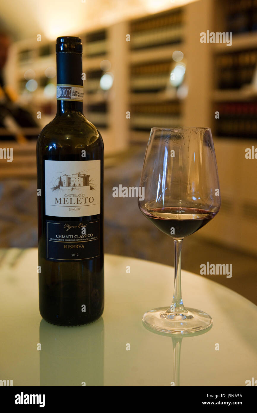 Castello di Meleto, Burg Meleto Flasche Chianti Wein und Glas Chianti Classico Riserva, Burg aus dem 11. Jahrhundert, Massellone Tal, Gaiole In Chianti, Siena, Toskana, Italien, Europa Stockfoto