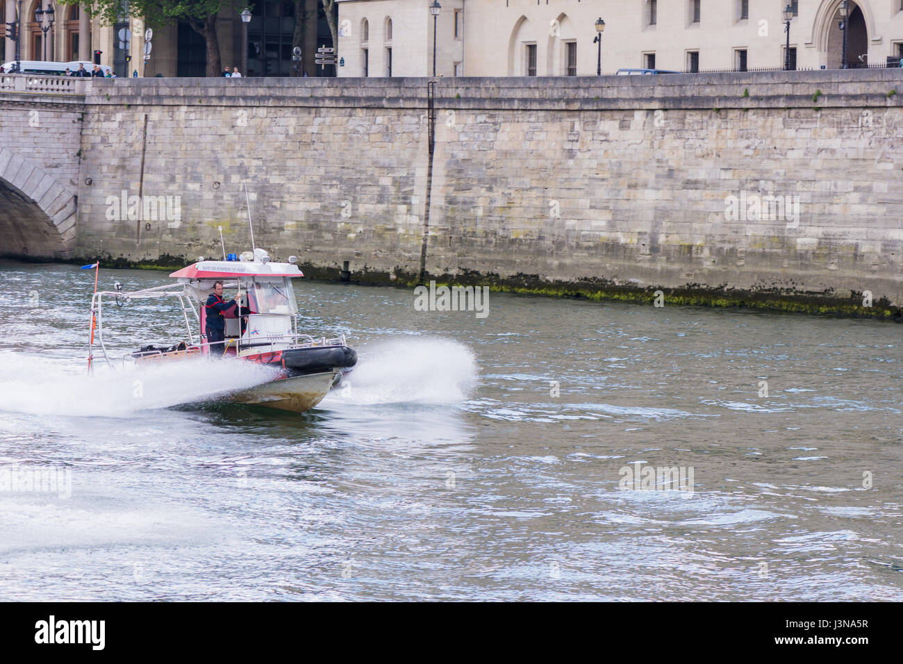 Eine Feuerwehr Rescue Boot auf der Seine. Stockfoto