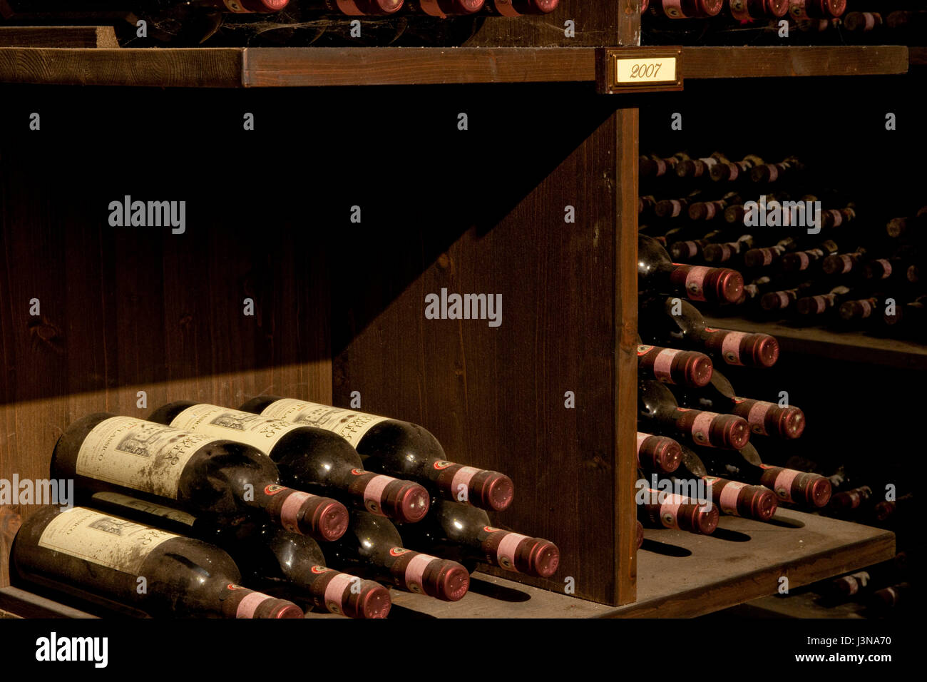 Weinkeller, Flaschen roten Wein, Castello d'Albola, Radda in Chianti, Toskana, Italien, Europa Stockfoto