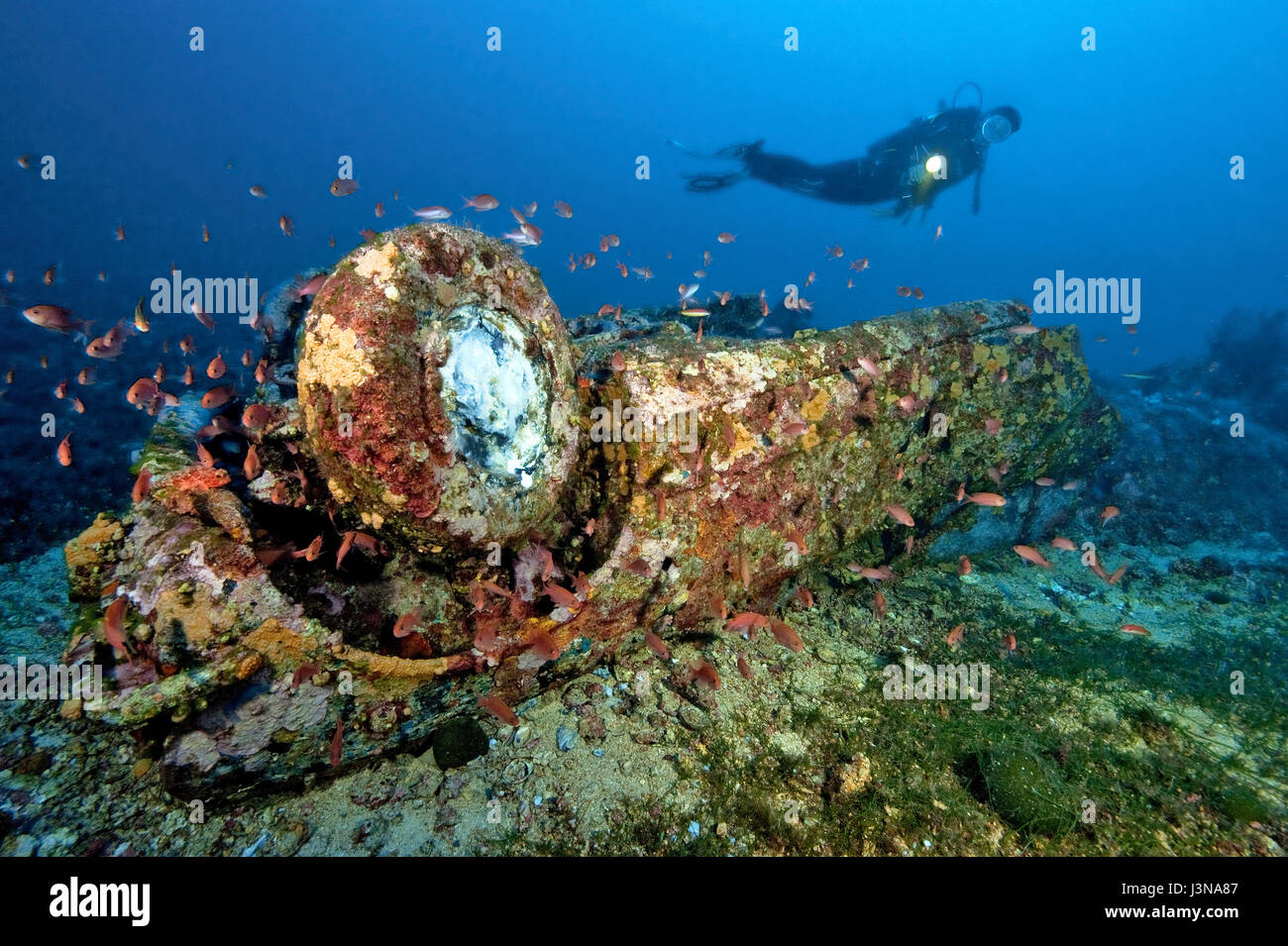 Autowrack unter Wasser, Felsen-Insel von Mortorio, Baia Sardinia, Sassari, Italien, Europa, mediterran Stockfoto