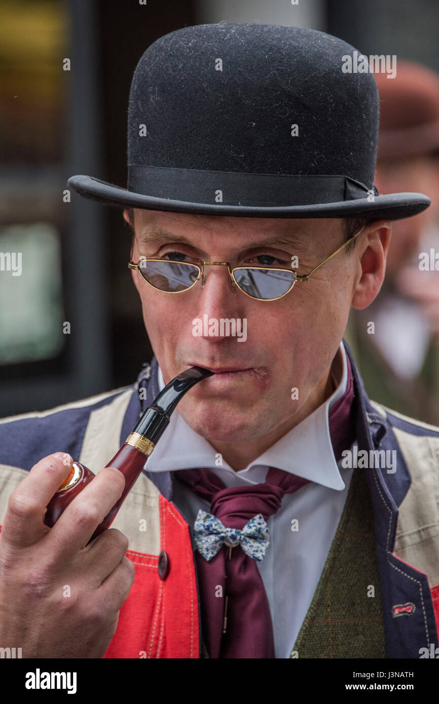 London, UK. 6. Mai 2017. Der Tweed Run - Gruppe Rad fahren durch das Zentrum von London, in dem die Radfahrer werden voraussichtlich in British cycling Trachtenmode, Kleid besonders Tweed plus vier Farben. Jedes Fahrrad ist auf dem Tweed Run akzeptabel, aber klassische Vintage Fahrräder werden ermutigt, in einer Bemühung, den Geist einer vergangenen Epoche neu zu erstellen. Die Fahrt dubs selbst "A Metropolitan Zyklus Fahrt mit ein bisschen of Style." London-6. Mai 2017-Credit: Guy Bell/Alamy Live-Nachrichten Stockfoto