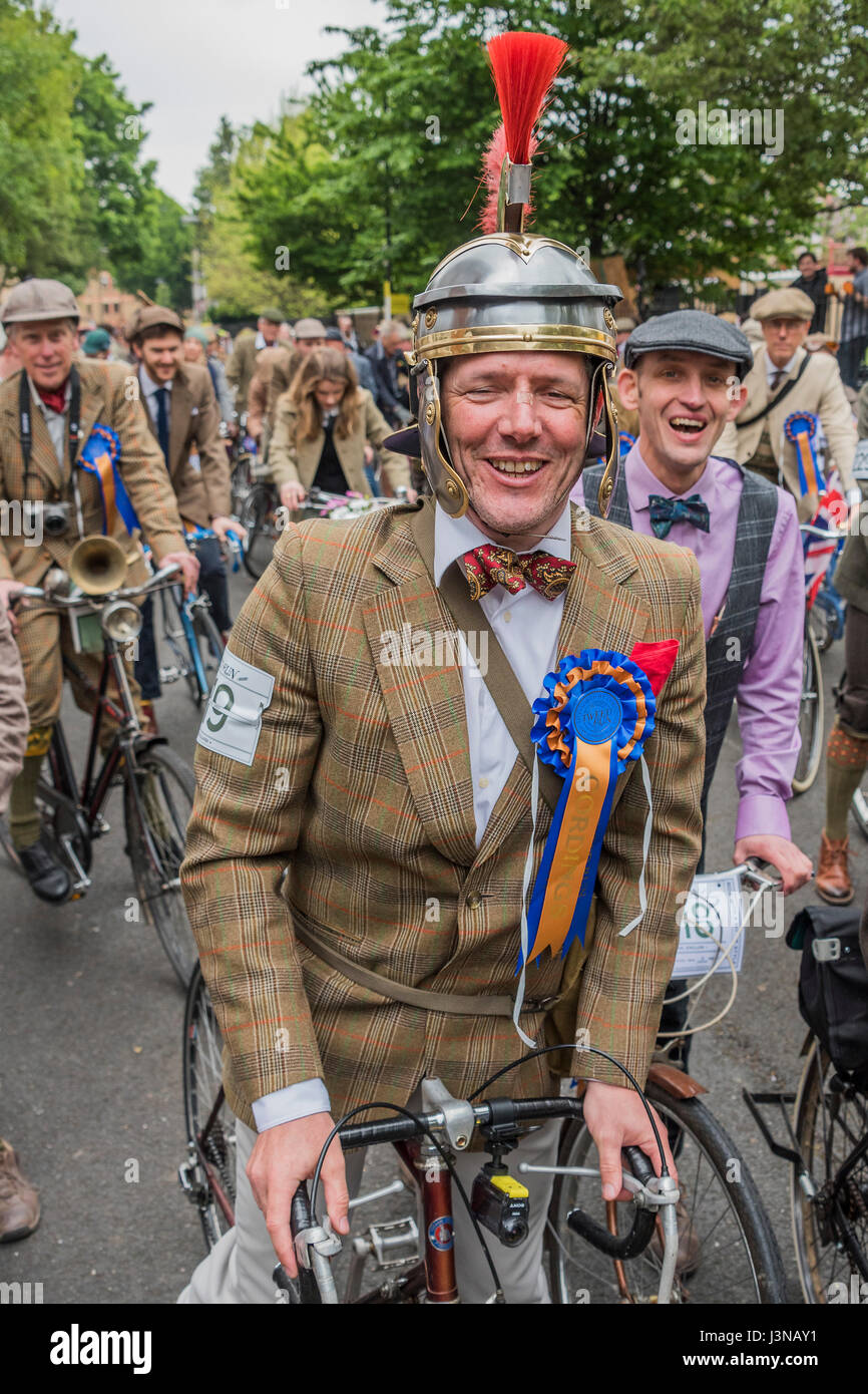 London, UK. 6. Mai 2017. Alternative Fangvorrichtung - The Tweed Run - Gruppe mit dem Fahrrad durch das Zentrum von London, in dem die Radfahrer werden voraussichtlich in British cycling Trachtenmode, Kleid besonders Tweed plus vier Farben. Jedes Fahrrad ist auf dem Tweed Run akzeptabel, aber klassische Vintage Fahrräder werden ermutigt, in einer Bemühung, den Geist einer vergangenen Epoche neu zu erstellen. Die Fahrt dubs selbst "A Metropolitan Zyklus Fahrt mit ein bisschen of Style." London-6. Mai 2017-Credit: Guy Bell/Alamy Live-Nachrichten Stockfoto