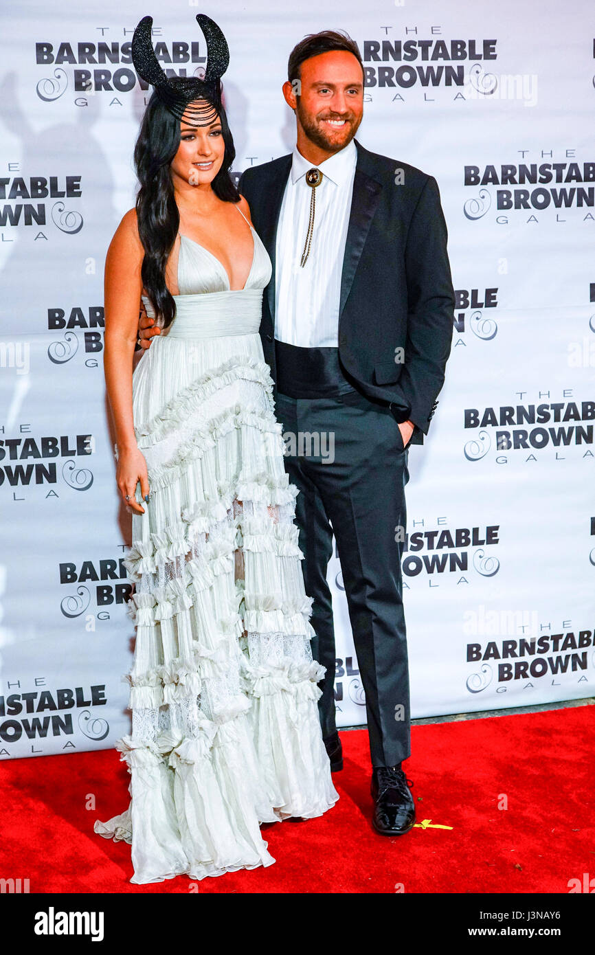 Louisville, Kentucky, USA. Mai 2017. Kacey Musgraves (l) und Ruston Kelly besuchen Die Barnstable-Brown-Gala, die vom Diabetes and Adipositas Center am 5. Mai 2017 in Louisville, Kentucky profitiert. Credit: The Photo Access/Alamy Live News Stockfoto