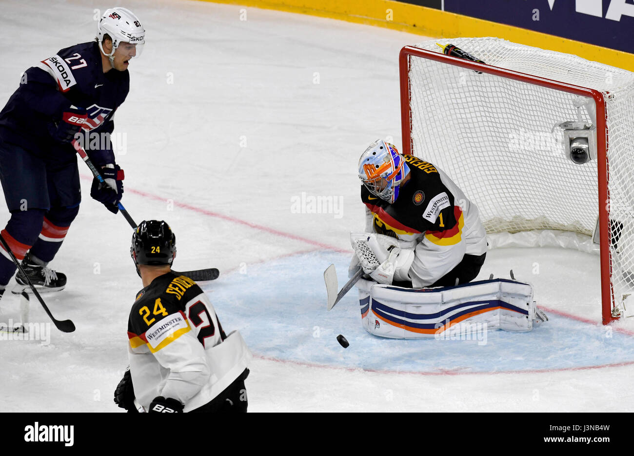 Köln, Deutschland. 5. Mai 2017. Deutsche Torhüter Thomas Greiss (R) gelingt es, den Schuss von amerikanischen Anders Lee (L) während der vorläufigen Runde Gruppe A Deutschland vs. USA-Spiel bei der Eishockey-Weltmeisterschaft in der Lanxess Arena in Köln, Deutschland, 5. Mai 2017 zu stoppen. Foto: Monika Skolimowska/Dpa/Alamy Live News Stockfoto