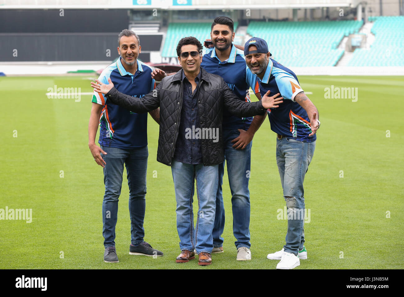 London, UK. 6. Mai 2017. Sachin Tendulkar mit ein Fan von Bharat Armee. Fototermin mit den legendären Cricket-Spieler, Sachin Tendulkar bei Kia Oval, für die kommende Veröffentlichung seines Films, Sachin: A Billion Träume. Der Film folgt Sachin Tendulkars Reise von einem jungen, eines der berühmtesten Sportler aller Zeiten, veröffentlicht am 26. Mai. Unter der Regie von preisgekrönten Filmemacher James Erskine, ermöglicht dieser Film-Fans in der Master Blaster Leben zu gehen und auch Indien Cricket Legenden M.S. Dhoni und Virender Sehwag.   Rahman. Bildnachweis: Dinendra Haria/Alamy Live-Nachrichten Stockfoto