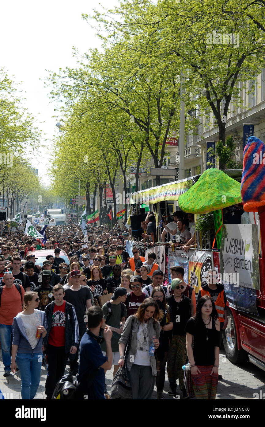 Wien, Österreich. 6. Mai 2017. Globale Cannabis März in Wien. Hanf Wandertag ist Teil des globalen Cannabis März, der weltweit größte Rallye für die Freigabe von Cannabis als Medizin und zu behandeln. Bildnachweis: Franz Perc / Alamy Live News Stockfoto