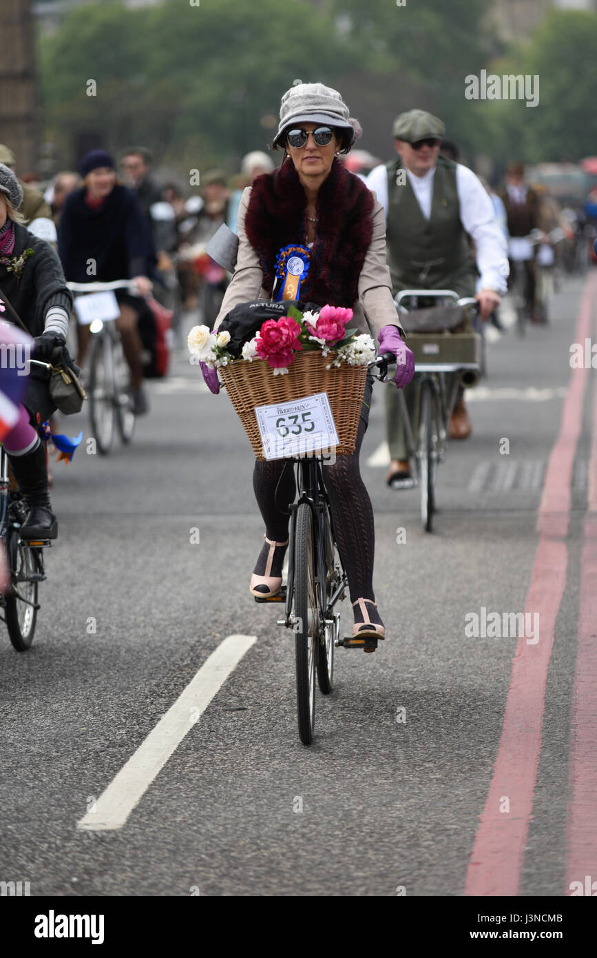 Der Tweed Run London 2017. Fahrer in eleganter Kleidung über die Westminster Bridge Stockfoto