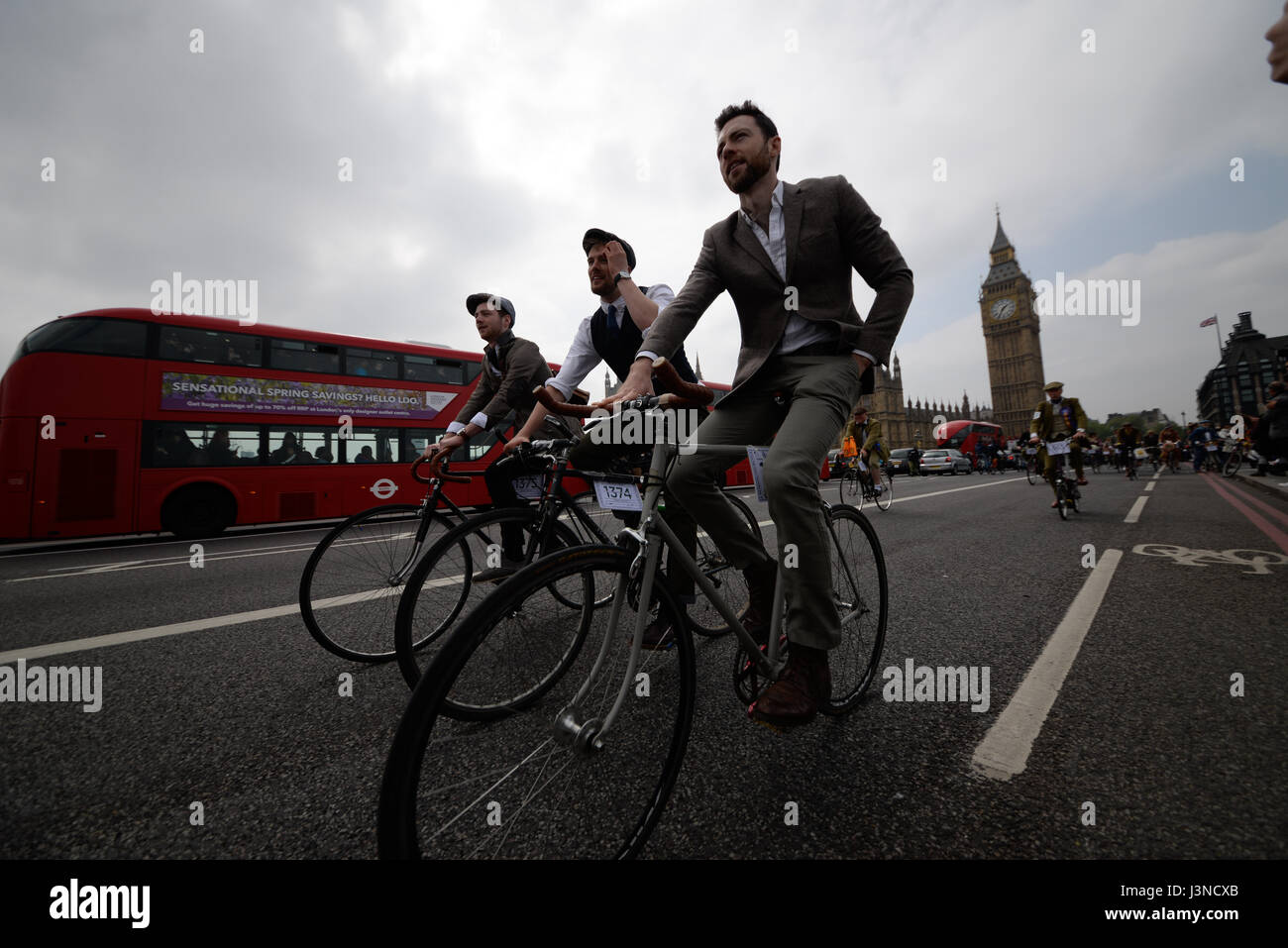 Der Tweed Run London 2017. Fahrer in eleganter Kleidung über die Westminster Bridge Stockfoto