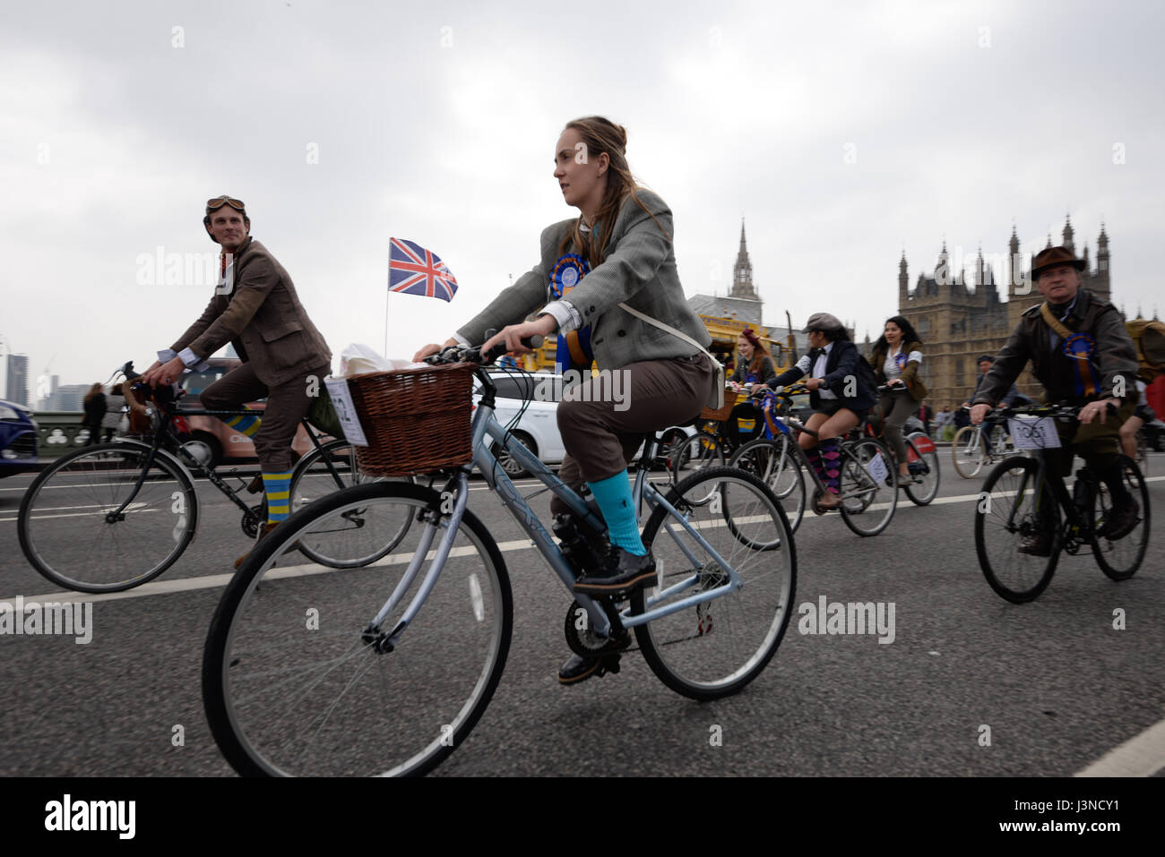 Der Tweed Run London 2017. Fahrer in eleganter Kleidung über die Westminster Bridge Stockfoto