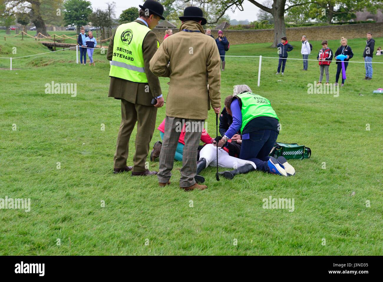 Fotosequenz eines spektakulären Falls am Keepers Question Fence 3 bei den Mitsubishi Motors Badminton Horse Trials 2017 mit Topwood Beau (Nr. 43) und der englischen Reiterin Emily Gilruth (GBR ), die einen Sturz macht. Das Pferd schien nicht verletzt zu sein, aber Frau Gilruth, die Schwester des britischen konservativen Abgeordneten Matt Hancock, wurde erschüttert und von Krankenwagen auf einer Trage mitgenommen. Stockfoto