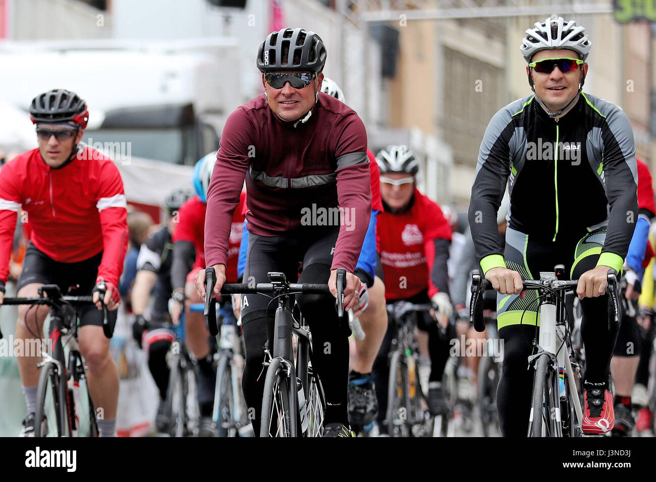 Wittenberg, Deutschland. 6. Mai 2017. Jan Ullrich (C), der Sieger der Tour de France 1997, bei der jedermann-Rennen in Wittenberg, Deutschland, 6. Mai 2017. Rund 100 Teilnehmer konkurrieren in der 80 Kilometer langen Rennen. Ullrich wird gegen Bert Grabsch, der Weltmeister von 2008, in einer Single 200 Meter Rennen antreten. Foto: Jan Woitas/Dpa-Zentralbild/Dpa/Alamy Live News Stockfoto