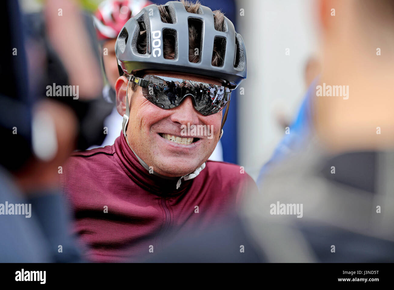 Wittenberg, Deutschland. 6. Mai 2017. Dpatop - Jan Ullrich, der Sieger der Tour de France 1997, bei der jedermann-Rennen in Wittenberg, Deutschland, 6. Mai 2017. Rund 100 Teilnehmer konkurrieren in der 80 Kilometer langen Rennen. Ullrich wird gegen Bert Grabsch, der Weltmeister von 2008, in einer Single 200 Meter Rennen antreten. Foto: Jan Woitas/Dpa-Zentralbild/Dpa/Alamy Live News Stockfoto