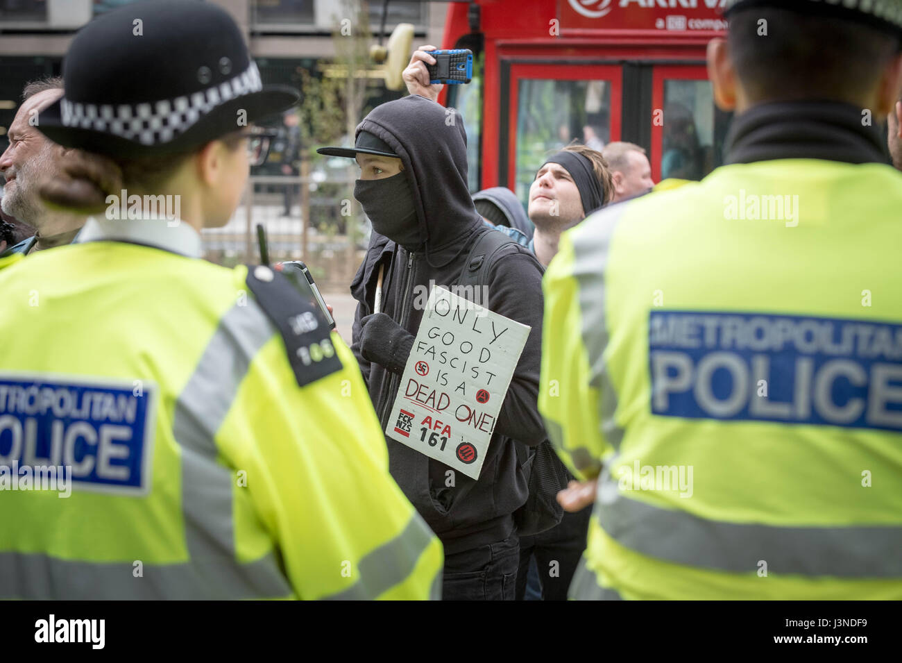 London, UK. 6. Mai 2017. Antifaschisten protestieren gegen die rechtsextreme Bewegung Süd Osten des Bündnisses Anti-Einwanderungs-Protest vor dem Lunar House, Sitz der UK Visa und Einwanderung. © Guy Corbishley/Alamy Live-Nachrichten Stockfoto