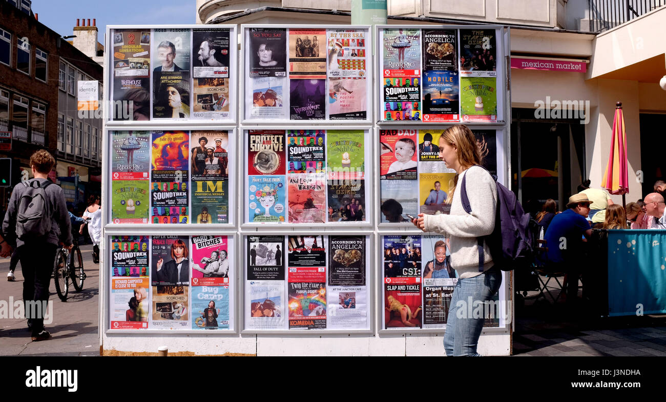 Brighton, UK. 6. Mai 2017. Informationen Mauer bei Brighton Festival Fringe City Events heute Credit: Simon Dack/Alamy Live News Stockfoto