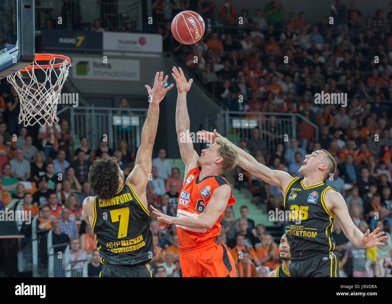 Ulan-Bator, Deutschland. 6. Mai 2017. Ulmer Per Guenther (C) und Ludwigsburger Drew Crawford (L) und Brad Loesing wetteifern um den Ball in der deutschen Bundesliga Viertelfinale Basketball Meisterschaftsspiel zwischen Ratiopharm Ulm und MHP Riesen Ludwigsburg in der Ratiopharm Arena in Ulan-Bator, Deutschland, 6. Mai 2017. Foto: Daniel Maurer/Dpa/Alamy Live News Stockfoto