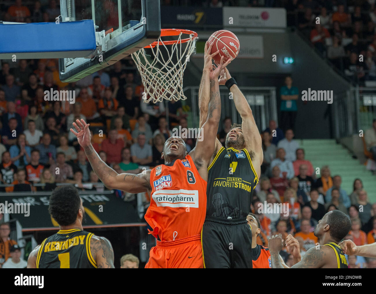 Ulan-Bator, Deutschland. 6. Mai 2017. Ulmer Raymar Morgan (l) und Ludwigsburger Drew Crawford wetteifern um den Ball in der deutschen Bundesliga Viertelfinale Basketball Meisterschaftsspiel zwischen Ratiopharm Ulm und MHP Riesen Ludwigsburg in der Ratiopharm Arena in Ulan-Bator, Deutschland, 6. Mai 2017. Foto: Daniel Maurer/Dpa/Alamy Live News Stockfoto