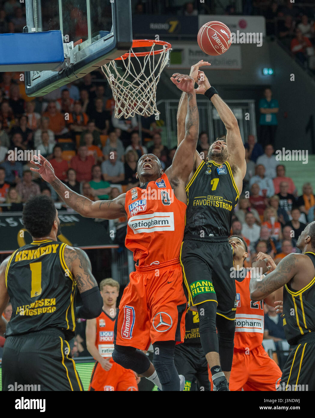 Ulan-Bator, Deutschland. 6. Mai 2017. Ulmer Raymar Morgan (l) und Ludwigsburger Drew Crawford wetteifern um den Ball in der deutschen Bundesliga Viertelfinale Basketball Meisterschaftsspiel zwischen Ratiopharm Ulm und MHP Riesen Ludwigsburg in der Ratiopharm Arena in Ulan-Bator, Deutschland, 6. Mai 2017. Foto: Daniel Maurer/Dpa/Alamy Live News Stockfoto