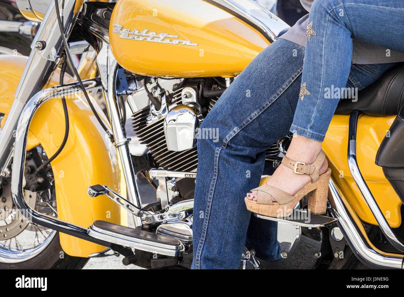 Frau reiten Sozius, Passagier auf Harley Davidson Motorrad. Stockfoto