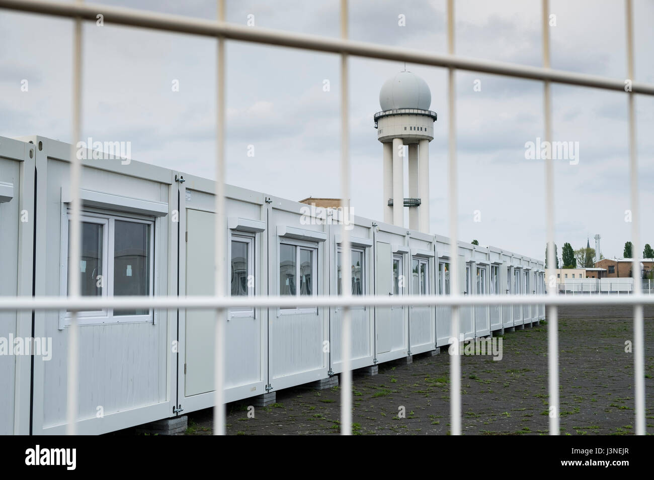 Berlin, Deutschland. 6. Mai 2017. Temporäre Unterkunft für Asylbewerber errichtet am "Tempohome" im Gelände des ehemaligen Flughafens Tempelhof in Berlin, Deutschland. Bildnachweis: Iain Masterton/Alamy Live-Nachrichten Stockfoto