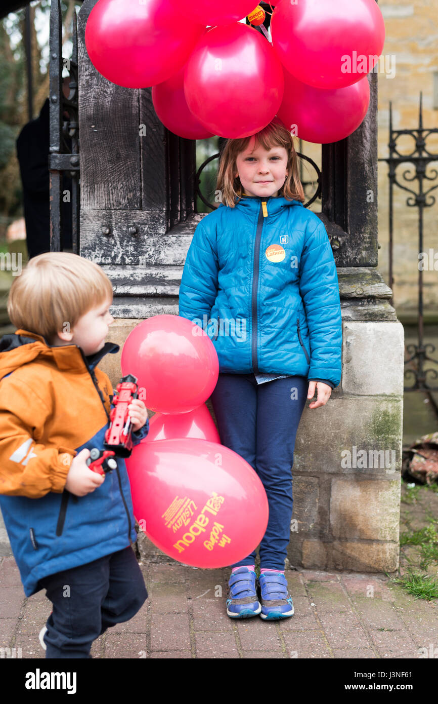 Milton Keynes, UK. 6. Mai 2017. Kinder spielen mit Ballons an einem Straßenstand der Labour Party in Stony Stratford in Milton Keynes South Wahlkreis. Bildnachweis: David Isaacson/Alamy Live-Nachrichten Stockfoto