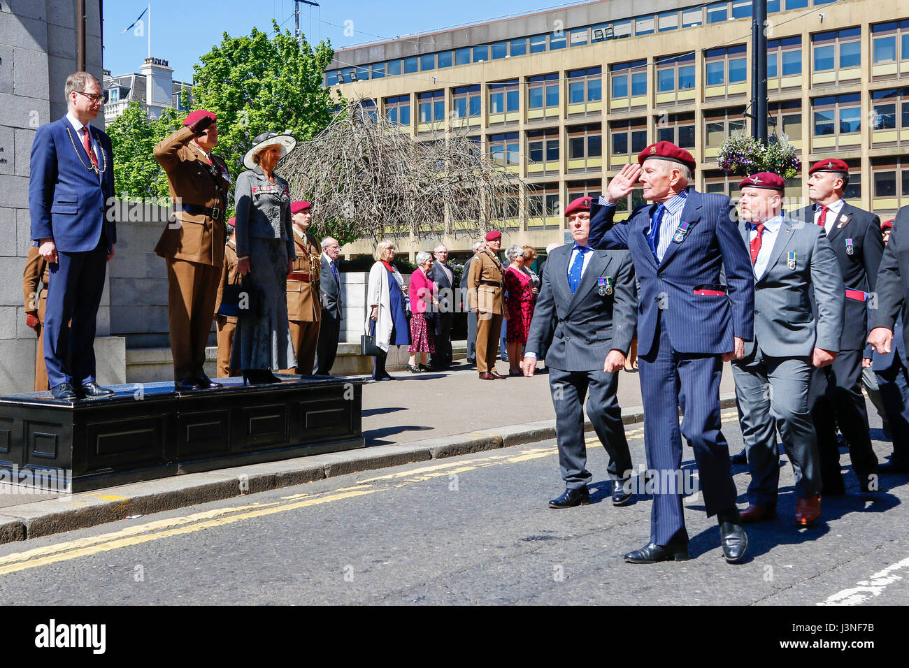 Glasgow, Schottland. 6. Mai 2017. Zum Gedenken an den 70. Jahrestag der die Formung des XV (schottische Volontärin) Bataillon des Fallschirmjäger-Regiment, später mit der Bezeichnung "4 Para" in Glasgow Cathedral folgte ein Marsch durch die Stadt, angeführt von den Fallschirm Regimenter Maskottchen, ein Gottesdienst abgehalten wurde ein Shetlandpony namens Pegasus. Der Marsch wurde George Square wo als letzten März und Gruß, gefolgt von einer Adresse von Lt Colonel Pat Conn OBE. Bildnachweis: Findlay/Alamy Live-Nachrichten Stockfoto
