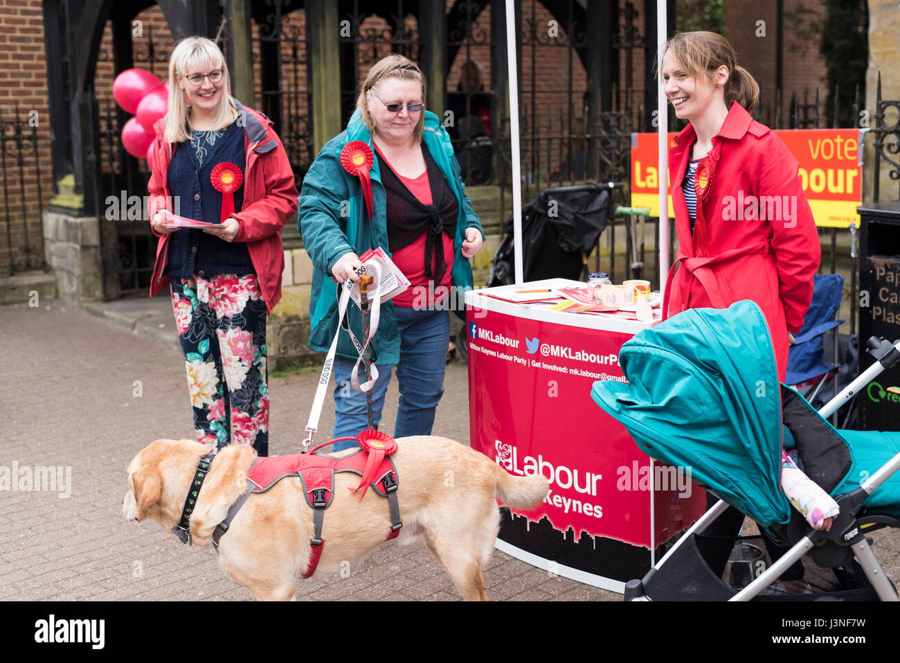 Milton Keynes, UK. 6. Mai 2017. Arbeitsrechtlichen Kandidat für Milton Keynes South, Hannah O'Neil mit Parteiaktivisten Kampagnen im Durchlauf bis zu den Parlamentswahlen. Bildnachweis: David Isaacson/Alamy Live-Nachrichten Stockfoto