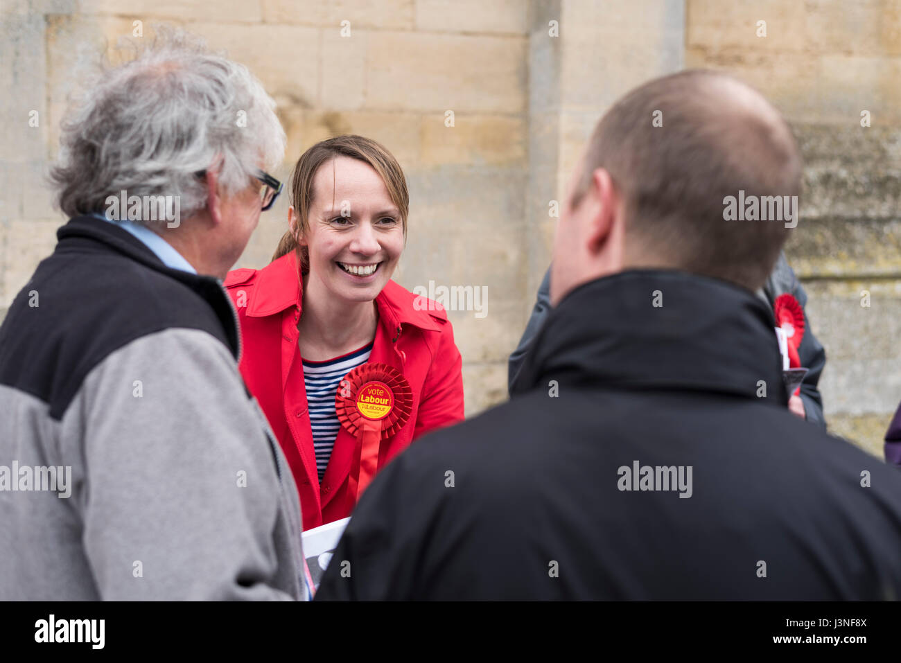 Milton Keynes, UK. 6. Mai 2017. Labour-Partei Kandidat für Milton Keynes South, Cllr Hannah O'Neil, Kampagnen in Stony Stratford. Bildnachweis: David Isaacson/Alamy Live-Nachrichten Stockfoto