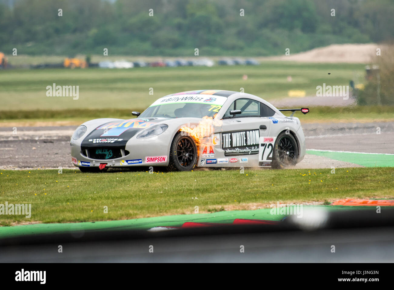 Hampshire, UK. 6. Mai 2017. Thruxton Rennstrecke und Motorsport-Zentrum, Andover, Hampshire, Vereinigtes Königreich. 6. Mai 2016. Die Bremsen der Rookie Konkurrent Matt Luff (JHR Entwicklungen) einsperren und Feuer fangen, als er die Schikane verlässt. Simpson Rennen Produkte Ginetta Junior Championship - Qualifikation bei Dunlop MSA British Touring Car Championship. Alle Autos fahren heute mit den #BillyWhizz Nummernschilder und Farbgebung zur Unterstützung von Billy Monger erlitten lebensverändernden Verletzungen in Donington Park ein paar Wochen während einer F4 (Formel 4) britische Meisterschaftsrennen. © Will Bailey / Alamy Live News Stockfoto