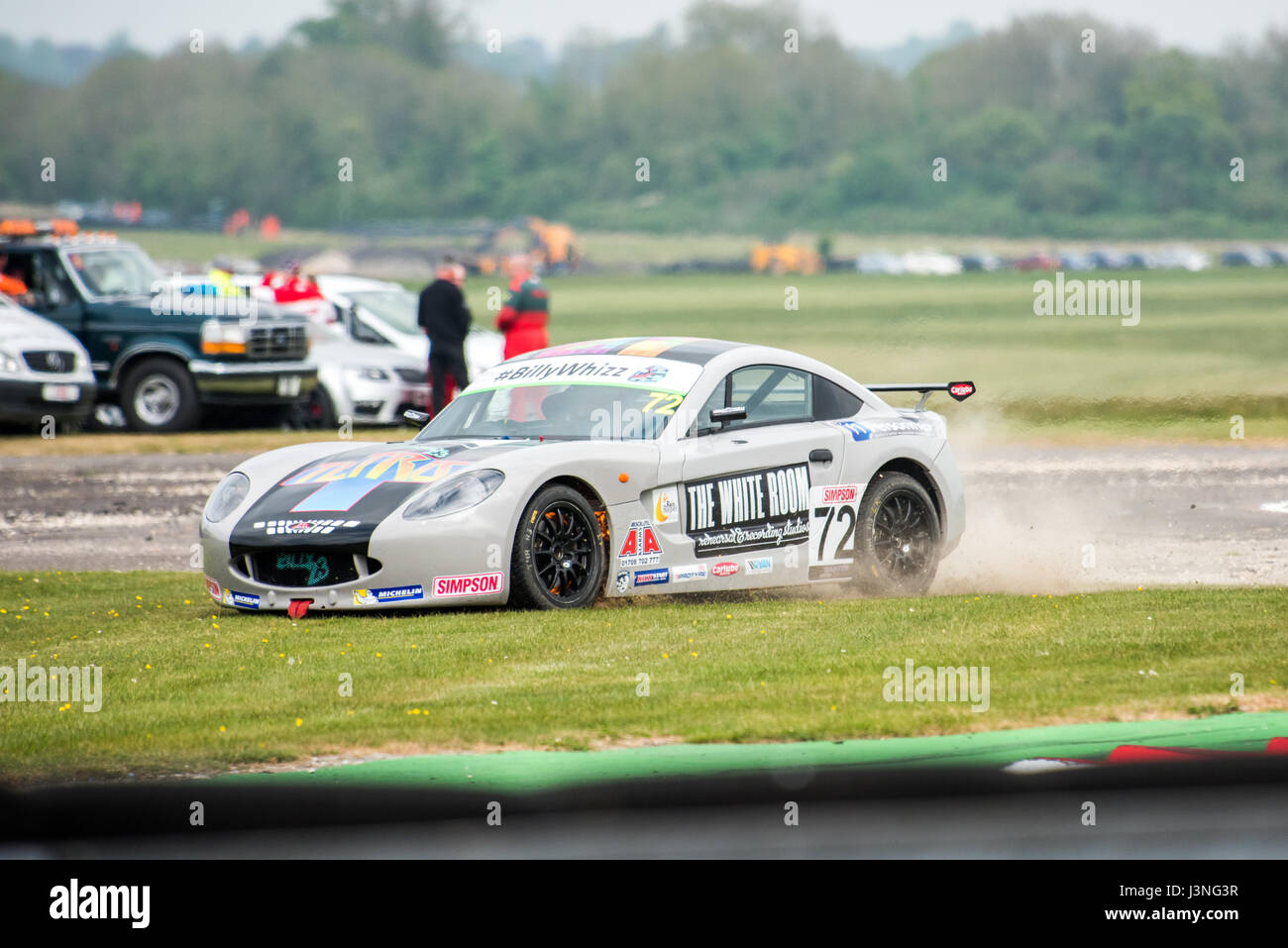 Hampshire, UK. 6. Mai 2017. Thruxton Rennstrecke und Motorsport-Zentrum, Andover, Hampshire, Vereinigtes Königreich. 6. Mai 2016. Die Bremsen der Rookie Konkurrent Matt Luff (JHR Entwicklungen) einsperren und Feuer fangen, als er die Schikane verlässt. Simpson Rennen Produkte Ginetta Junior Championship - Qualifikation bei Dunlop MSA British Touring Car Championship. Alle Autos fahren heute mit den #BillyWhizz Nummernschilder und Farbgebung zur Unterstützung von Billy Monger erlitten lebensverändernden Verletzungen in Donington Park ein paar Wochen während einer F4 (Formel 4) britische Meisterschaftsrennen. © Will Bailey / Alamy Live News Stockfoto