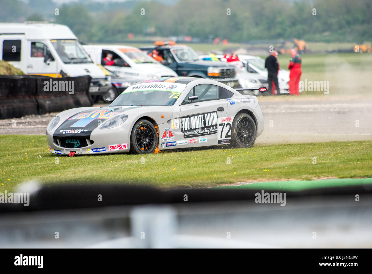 Hampshire, UK. 6. Mai 2017. Thruxton Rennstrecke und Motorsport-Zentrum, Andover, Hampshire, Vereinigtes Königreich. 6. Mai 2016. Die Bremsen der Rookie Konkurrent Matt Luff (JHR Entwicklungen) einsperren und Feuer fangen, als er die Schikane verlässt. Simpson Rennen Produkte Ginetta Junior Championship - Qualifikation bei Dunlop MSA British Touring Car Championship. Alle Autos fahren heute mit den #BillyWhizz Nummernschilder und Farbgebung zur Unterstützung von Billy Monger erlitten lebensverändernden Verletzungen in Donington Park ein paar Wochen während einer F4 (Formel 4) britische Meisterschaftsrennen. © Will Bailey / Alamy Live News Stockfoto