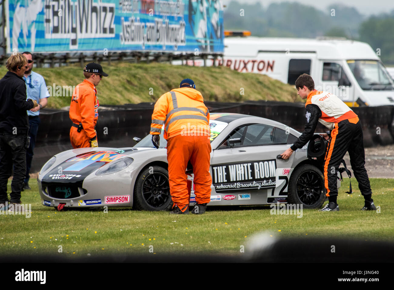 Hampshire, UK. 6. Mai 2017. Thruxton Rennstrecke und Motorsport-Zentrum, Andover, Hampshire, Vereinigtes Königreich. 6. Mai 2016. Die Bremsen der Rookie Konkurrent Matt Luff (JHR Entwicklungen) einsperren und Feuer fangen, als er die Schikane verlässt. Simpson Rennen Produkte Ginetta Junior Championship - Qualifikation bei Dunlop MSA British Touring Car Championship. Alle Autos fahren heute mit den #BillyWhizz Nummernschilder und Farbgebung zur Unterstützung von Billy Monger erlitten lebensverändernden Verletzungen in Donington Park ein paar Wochen während einer F4 (Formel 4) britische Meisterschaftsrennen. © Will Bailey / Alamy Live News Stockfoto