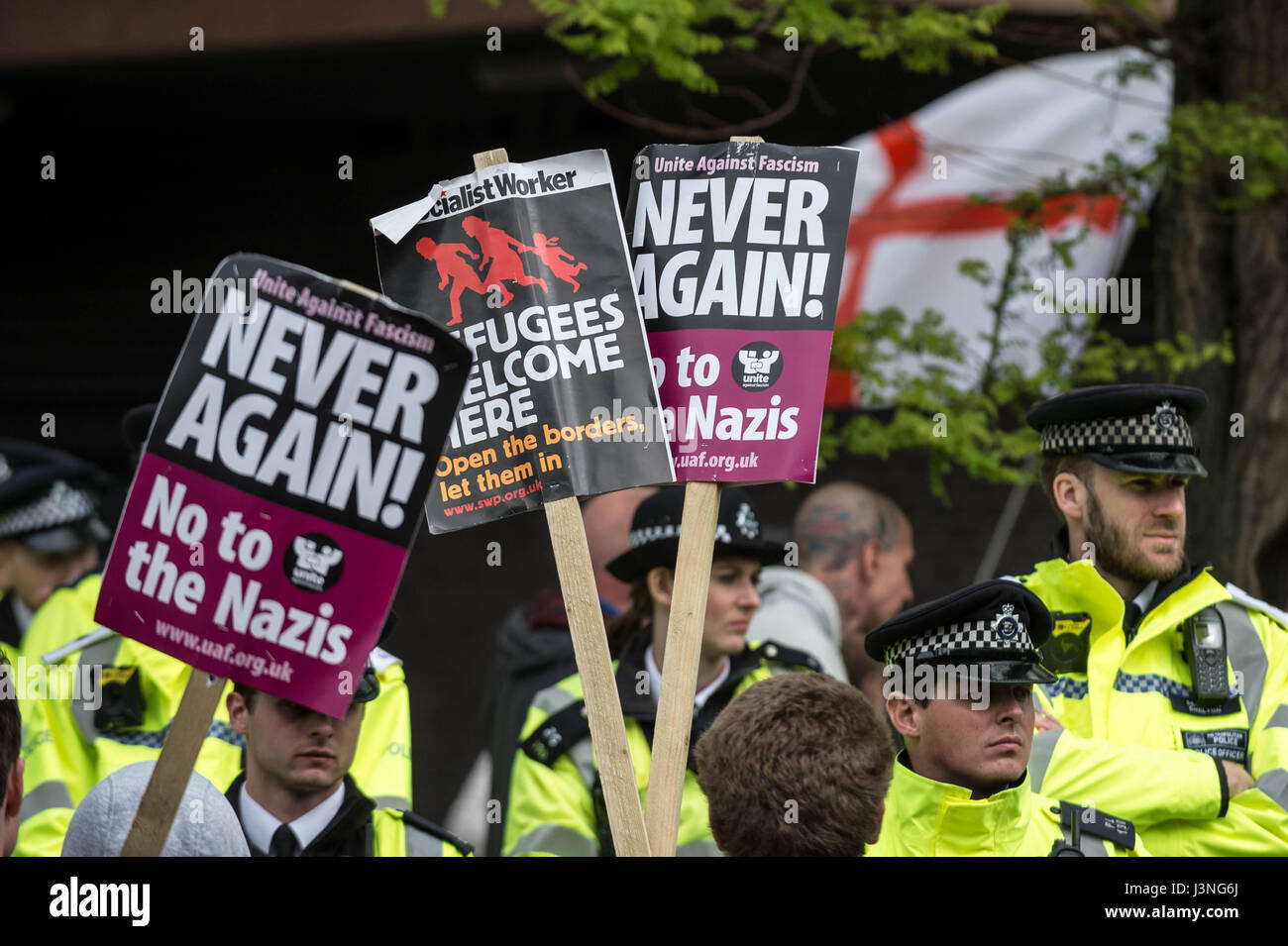 London, UK. 6. Mai 2017. Antifaschisten protestieren gegen die rechtsextreme Bewegung Süd Osten des Bündnisses Anti-Einwanderungs-Protest vor dem Lunar House, Sitz der UK Visa und Einwanderung. © Guy Corbishley/Alamy Live-Nachrichten Stockfoto