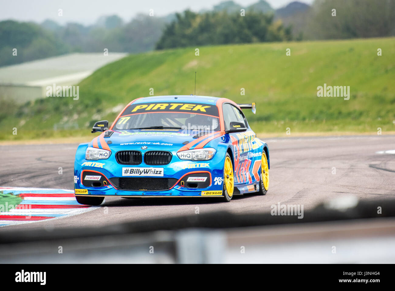 Hampshire, UK. 6. Mai 2017. Thruxton Rennstrecke und Motorsport-Zentrum, Andover, Hampshire, Vereinigtes Königreich. 6. Mai 2016. Andrew Jordan von BMW Pirtek Racing, in seinem BMW 125i M Sport, bei Dunlop MSA British Touring Car Championship qualifizieren. Alle Autos fahren heute mit den #BillyWhizz Nummernschilder und Farbgebung zur Unterstützung von Billy Monger erlitten lebensverändernden Verletzungen in Donington Park ein paar Wochen während einer F4 (Formel 4) britische Meisterschaftsrennen. © Will Bailey / Alamy Live News Stockfoto