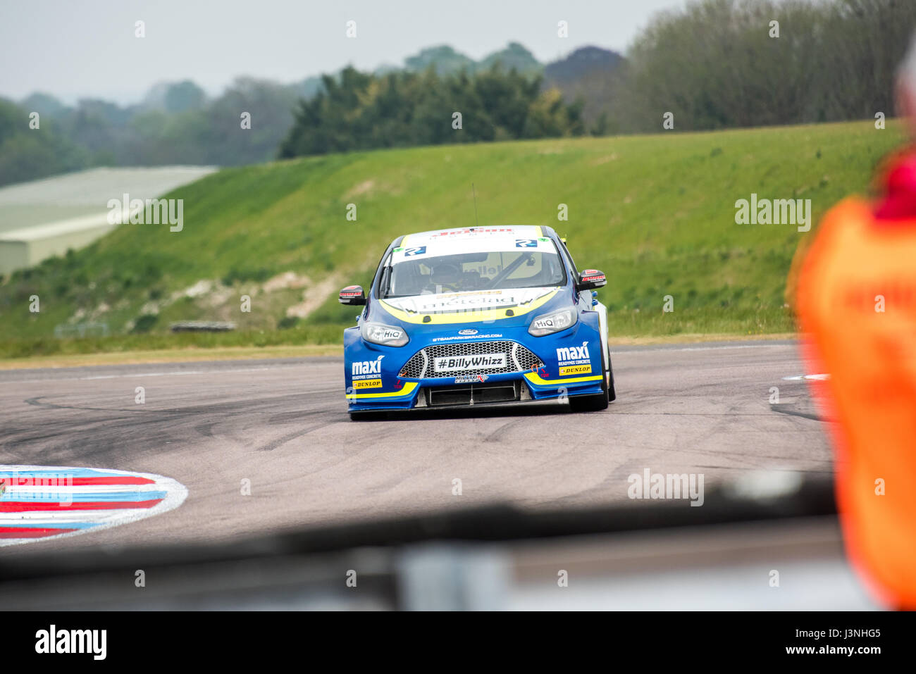 Hampshire, UK. 6. Mai 2017. Thruxton Rennstrecke und Motorsport-Zentrum, Andover, Hampshire, Vereinigtes Königreich. 6. Mai 2016. Stephen Jelley Team Parker mit maximaler Motorsport in seinem Ford Focus Qualifikation bei Dunlop MSA British Touring Car Championship. Alle Autos fahren heute mit den #BillyWhizz Nummernschilder und Farbgebung zur Unterstützung von Billy Monger erlitten lebensverändernden Verletzungen in Donington Park ein paar Wochen während einer F4 (Formel 4) britische Meisterschaftsrennen. © Will Bailey / Alamy Live News Stockfoto