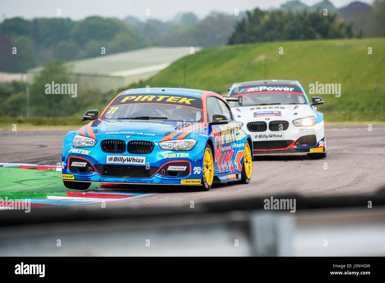 Hampshire, UK. 6. Mai 2017. Thruxton Rennstrecke und Motorsport-Zentrum, Andover, Hampshire, Vereinigtes Königreich. 6. Mai 2016. Andrew Jordan von BMW Pirtek Racing, in seinem BMW 125i M Sport, bei Dunlop MSA British Touring Car Championship qualifizieren. Alle Autos fahren heute mit den #BillyWhizz Nummernschilder und Farbgebung zur Unterstützung von Billy Monger erlitten lebensverändernden Verletzungen in Donington Park ein paar Wochen während einer F4 (Formel 4) britische Meisterschaftsrennen. © Will Bailey / Alamy Live News Stockfoto