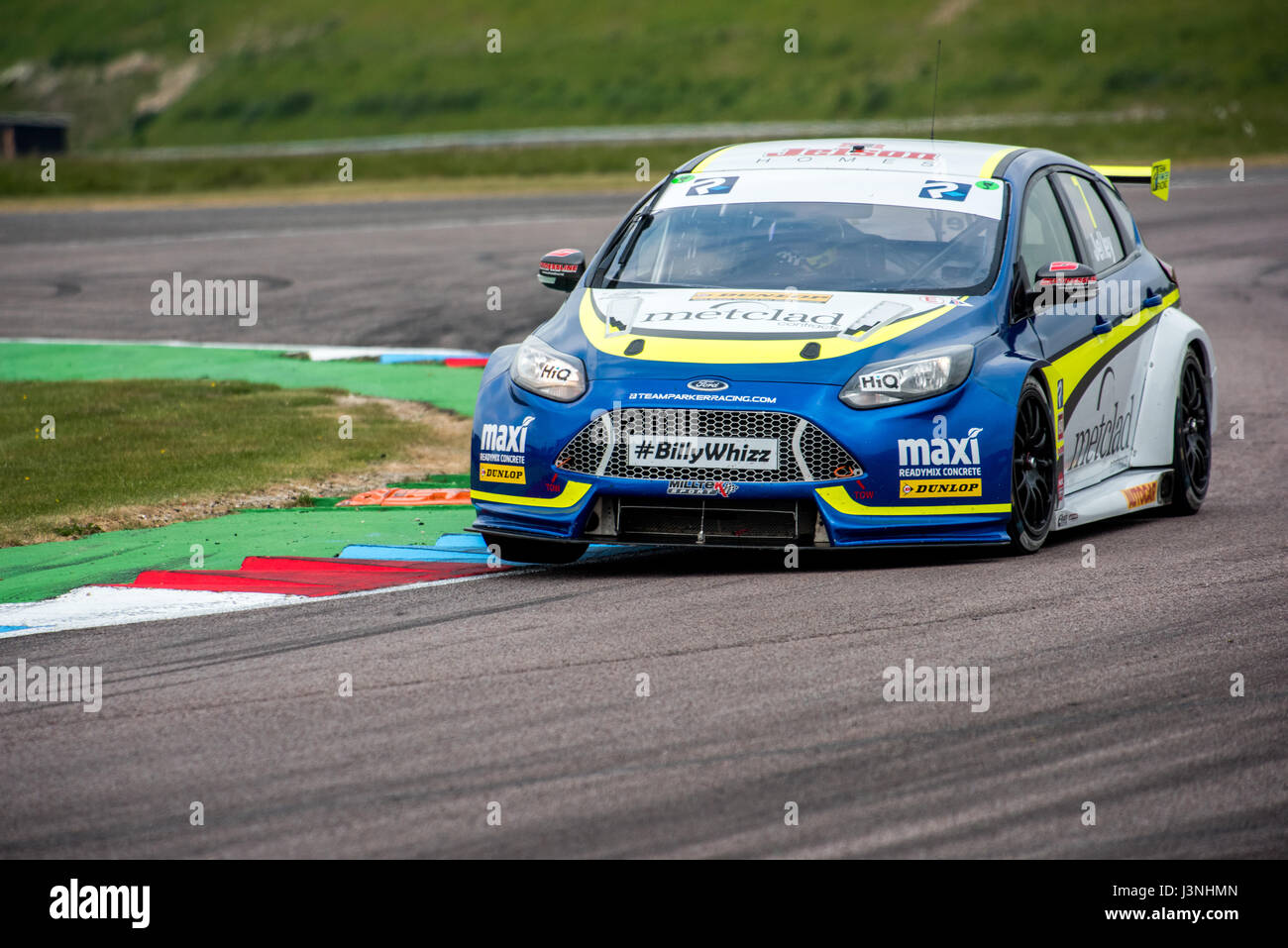 Hampshire, UK. 6. Mai 2017. Thruxton Rennstrecke und Motorsport-Zentrum, Andover, Hampshire, Vereinigtes Königreich. 6. Mai 2016. Stephen Jelley Team Parker mit maximaler Motorsport in seinem Ford Focus Qualifikation bei Dunlop MSA British Touring Car Championship. Alle Autos fahren heute mit den #BillyWhizz Nummernschilder und Farbgebung zur Unterstützung von Billy Monger erlitten lebensverändernden Verletzungen in Donington Park ein paar Wochen während einer F4 (Formel 4) britische Meisterschaftsrennen. © Will Bailey / Alamy Live News Stockfoto